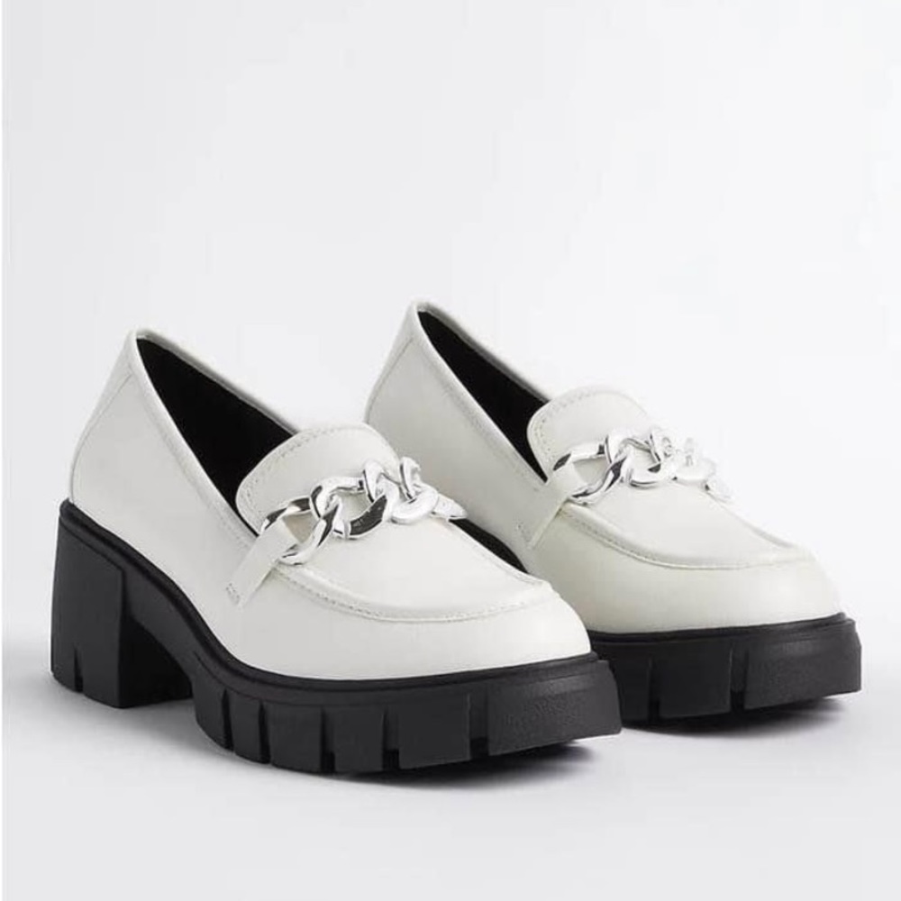 9WW NWOB Torrid Chunky Loafers with chain detail